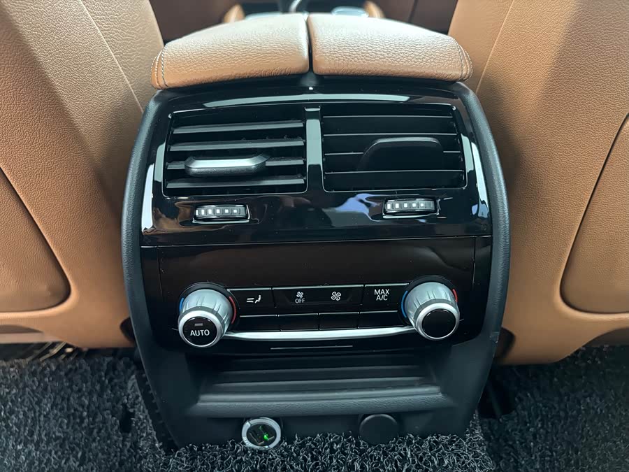 BMW 5 Series 2018 — фото 11