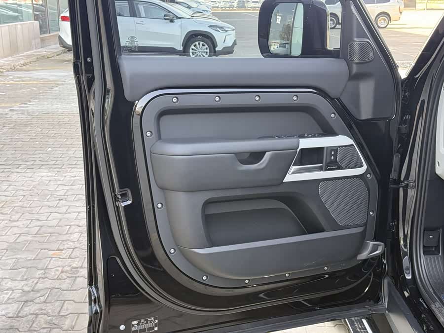Land Rover Defender 2024