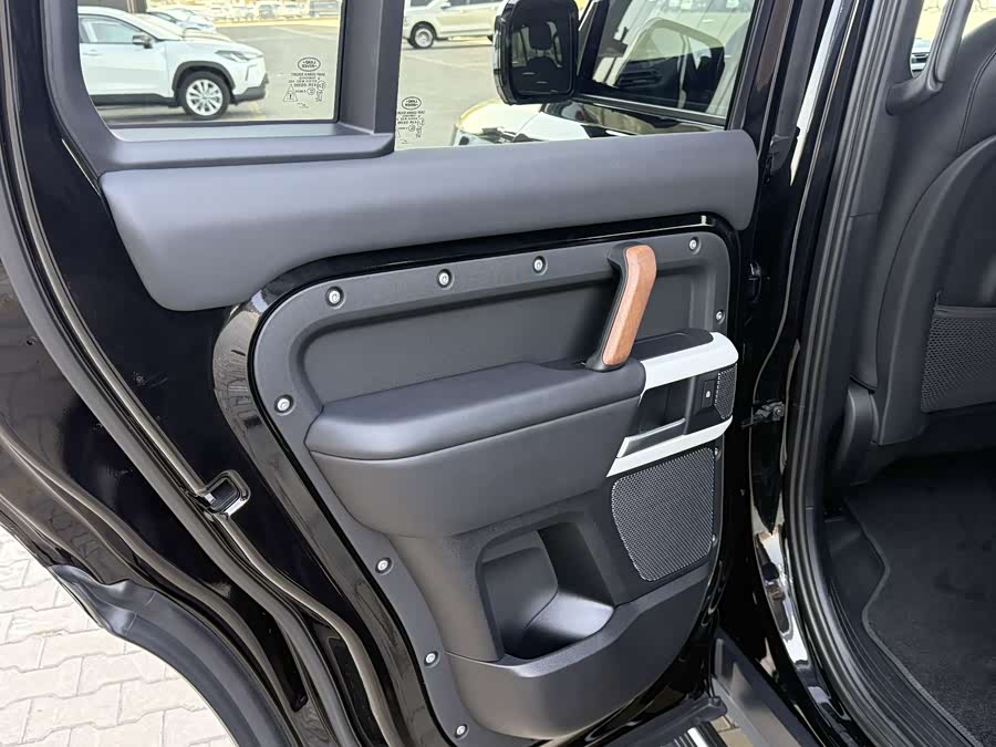 Land Rover Defender 2024