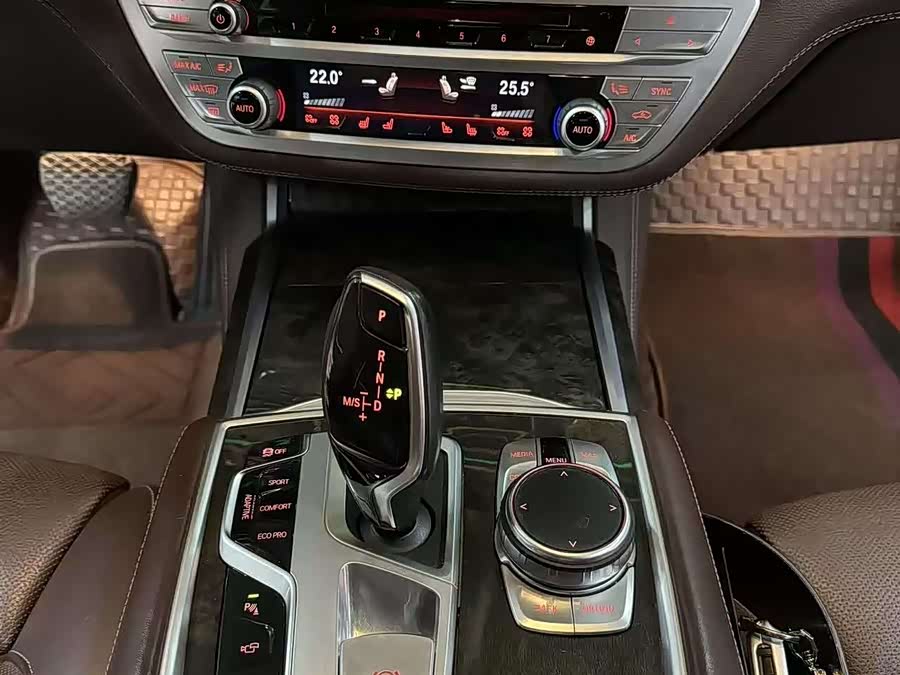 BMW 7 Series 2018 — фото 13