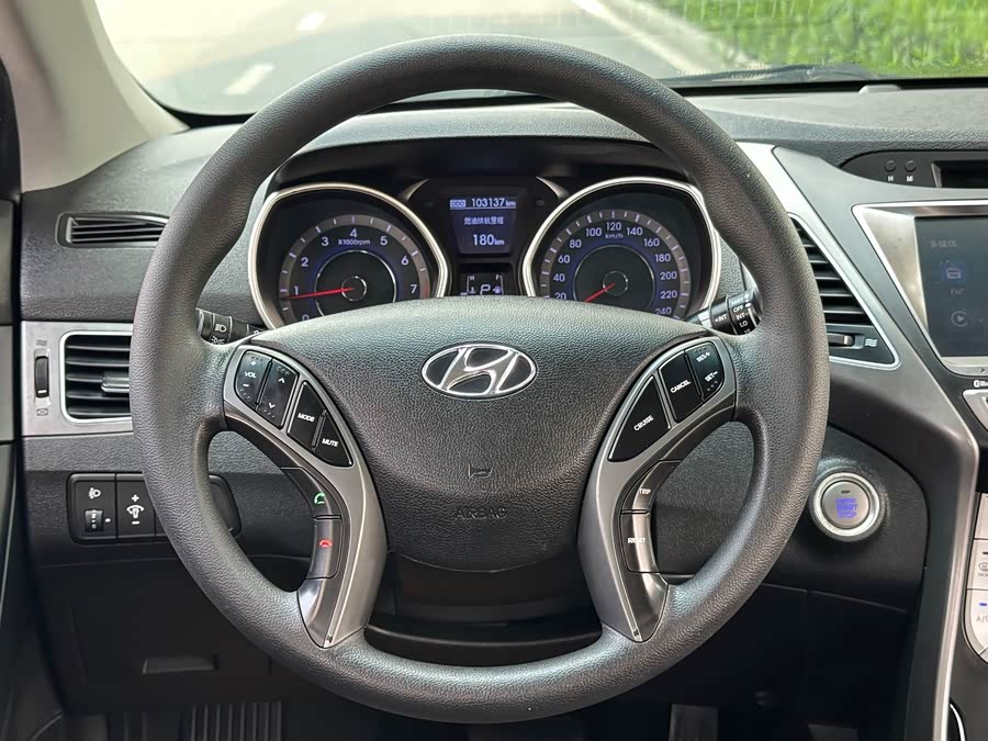 Hyundai Elantra 2016 — фото 19