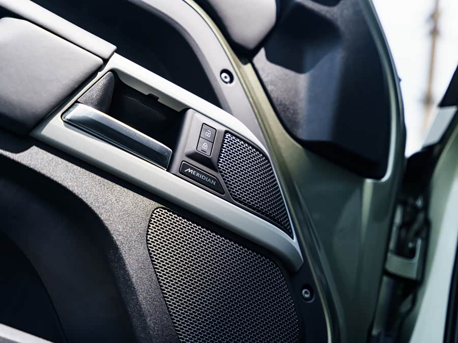 Land Rover Defender 2023 — фото 10