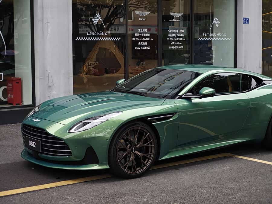 Aston Martin DB12 2023