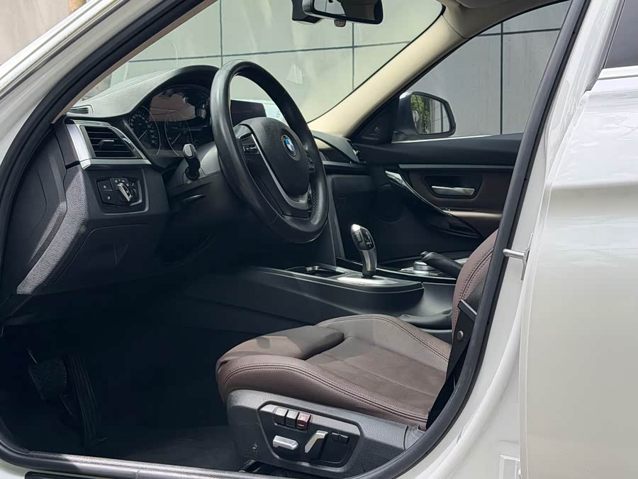 BMW 3 Series 2019 — фото 10