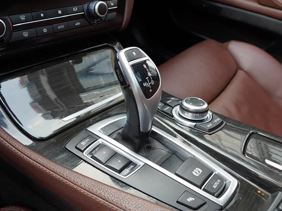 BMW 5 Series 2011 — фото 15