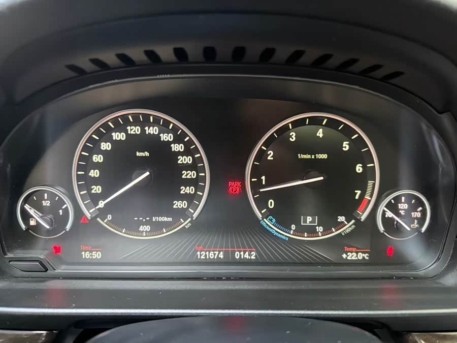 BMW 5 Series 2015 — фото 24
