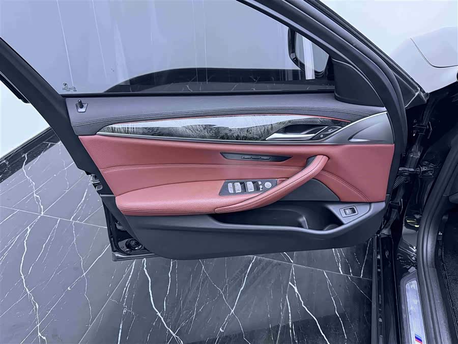 BMW 5 Series 2018 — фото 16