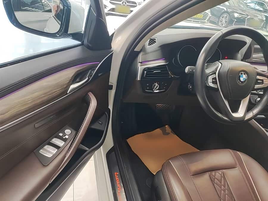 BMW 5 Series 2018 — фото 16