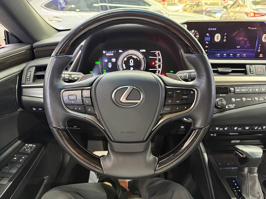Lexus ES 2018 — фото 18