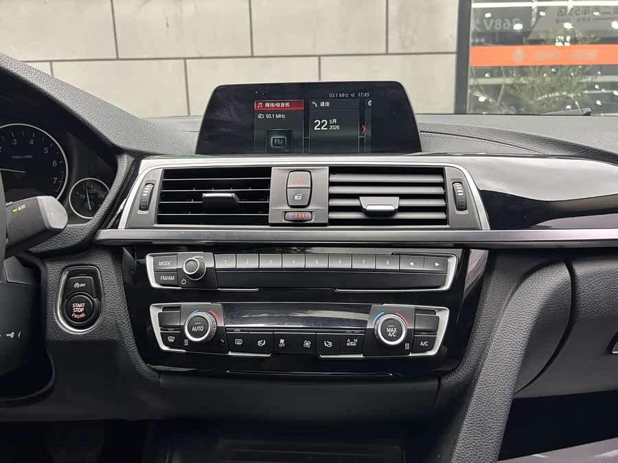 BMW 3 Series 2018 — фото 9