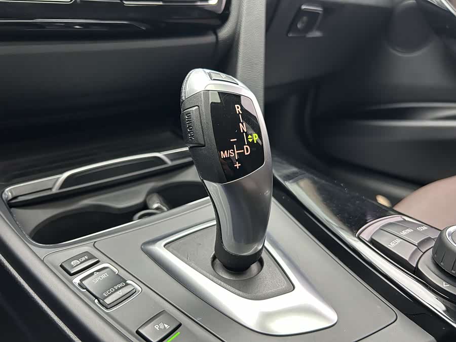 BMW 3 Series 2018 — фото 12