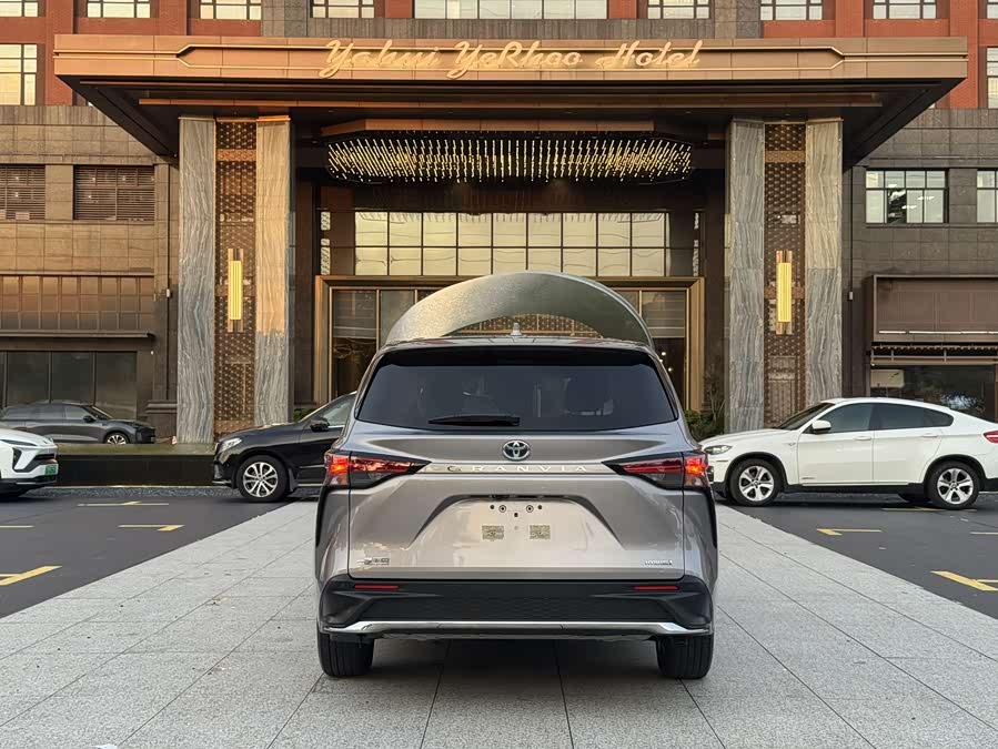 Toyota Granvia 2023