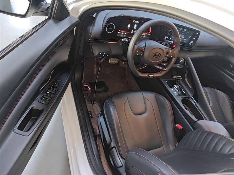 Hyundai Elantra 2023 — фото 16