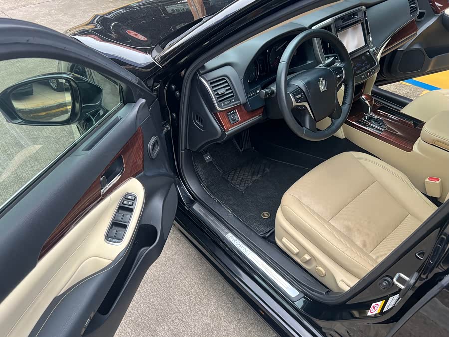 Toyota Crown 2015