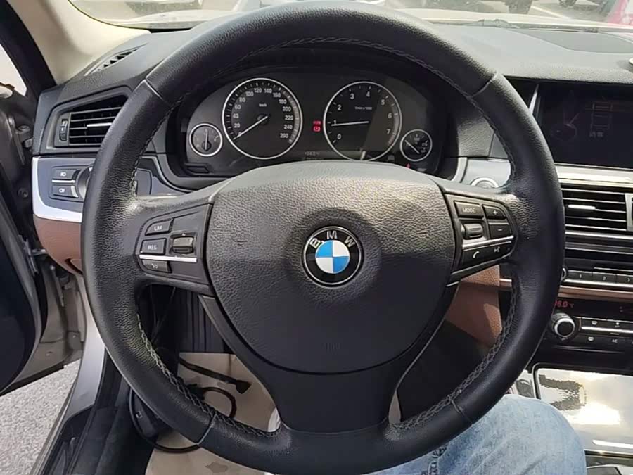 BMW 5 Series 2014 — фото 11