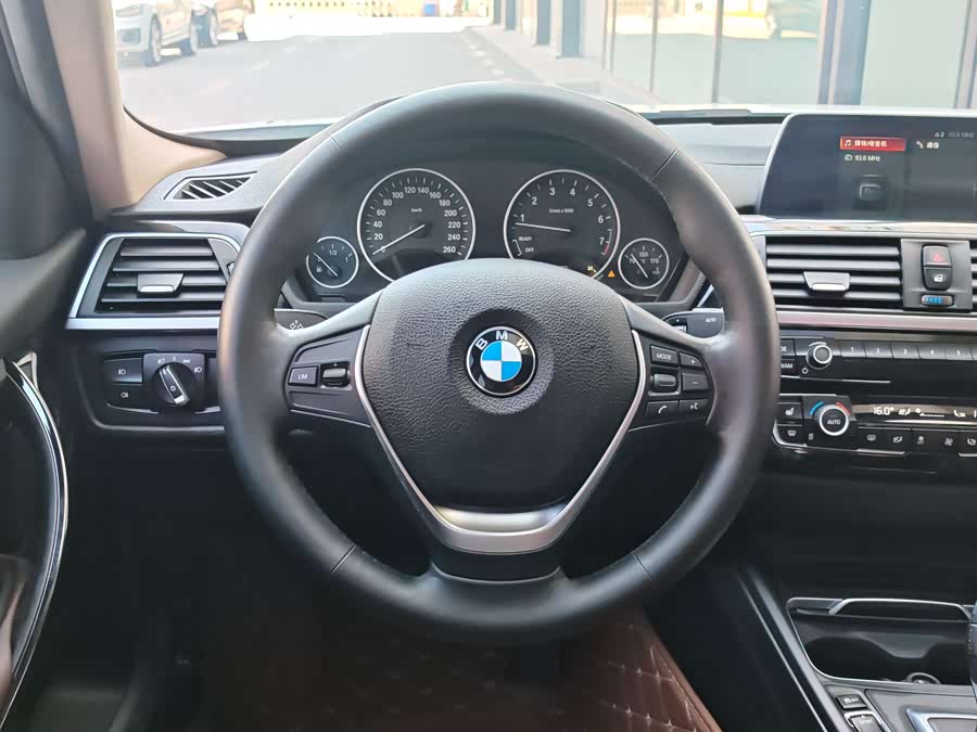BMW 3 Series 2018 — фото 24