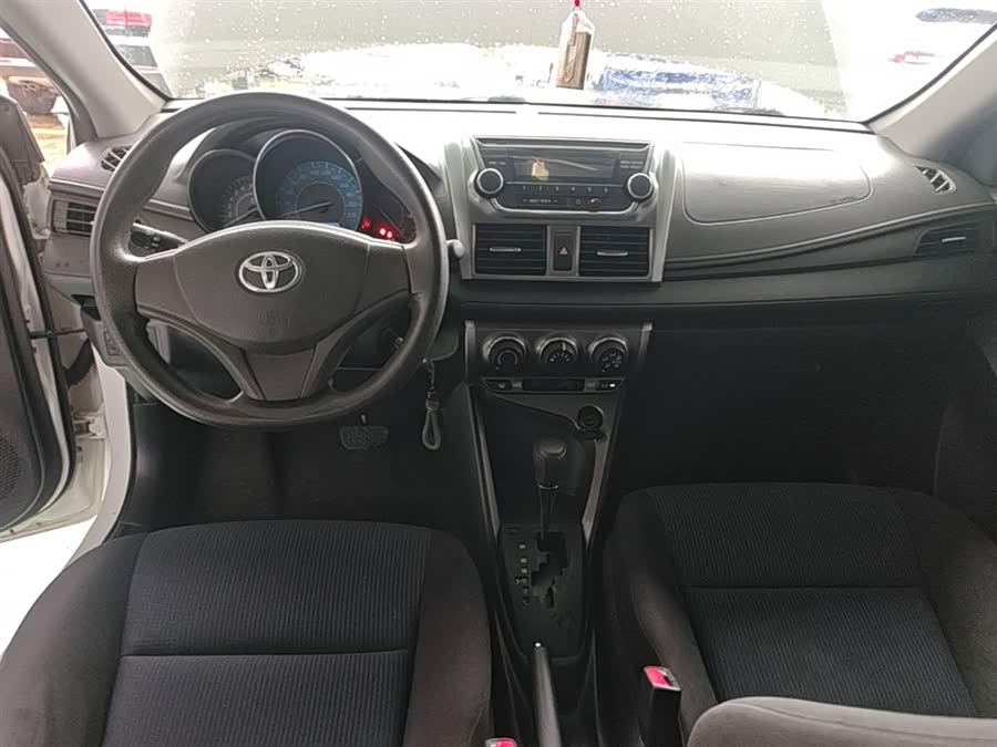 Toyota Yaris L 2014 — фото 10