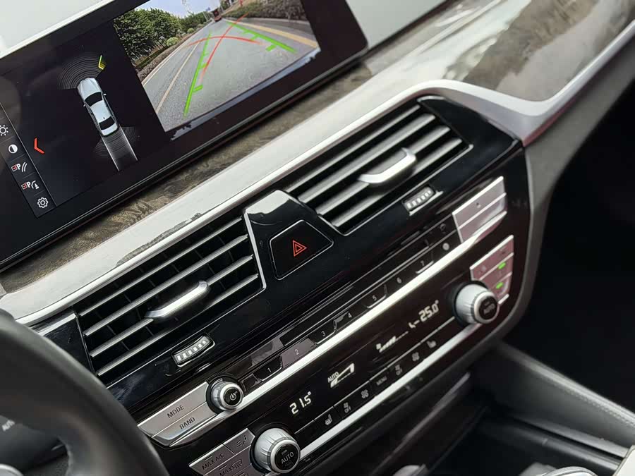BMW 5 Series 2018 — фото 10