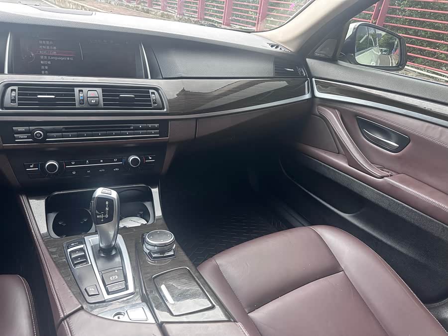 BMW 5 Series 2017 — фото 12