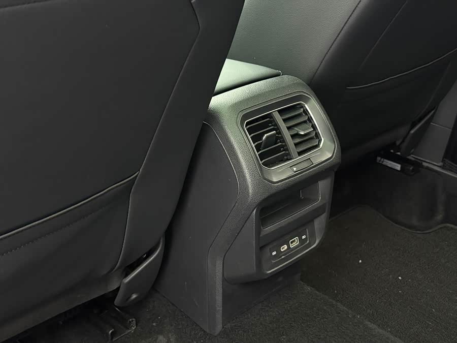 Volkswagen Tiguan L 2023 — фото 12