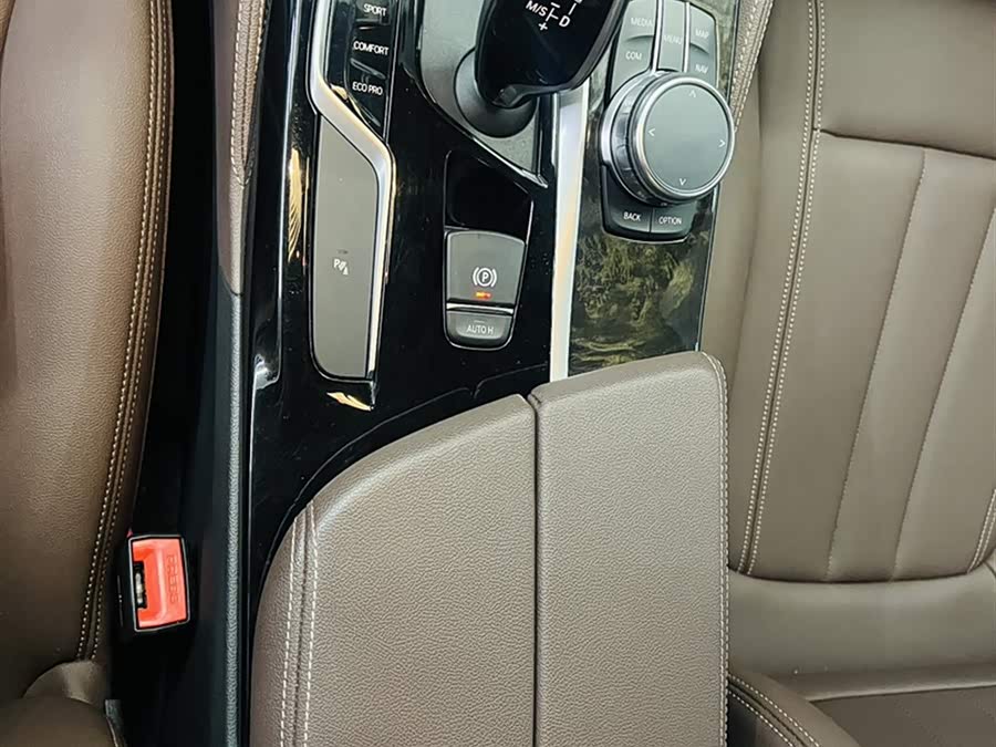 BMW 5 Series 2019 — фото 13