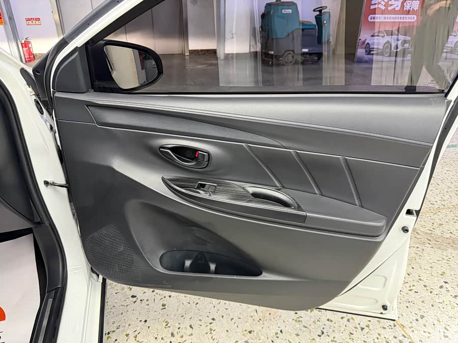 Toyota Yaris L 2022 — фото 16