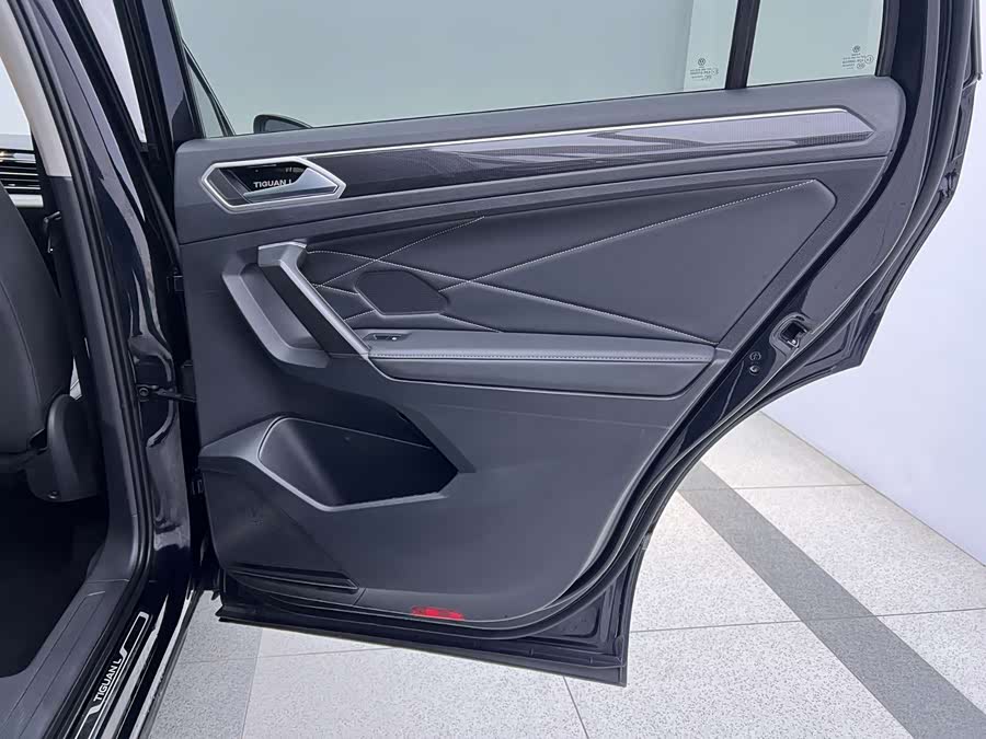 Volkswagen Tiguan L 2023 — фото 8