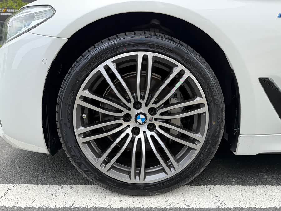 BMW 5 Series 2018 — фото 9