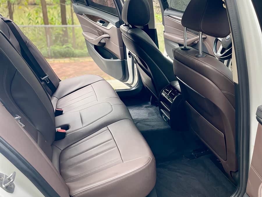 BMW 5 Series 2019 — фото 11
