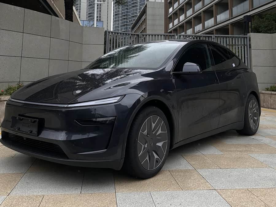 Tesla Model Y L 2025