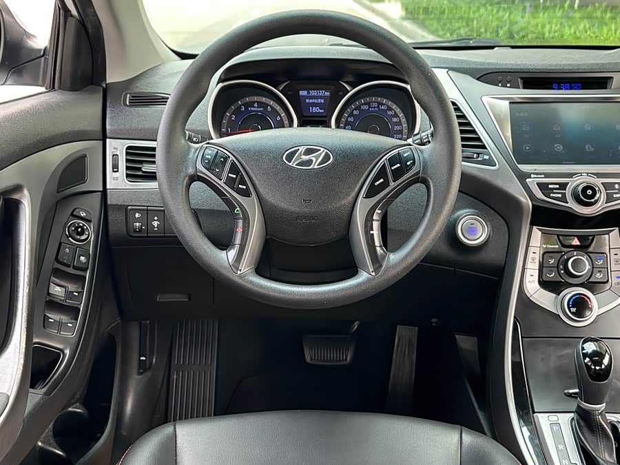 Hyundai Elantra 2016 — фото 31