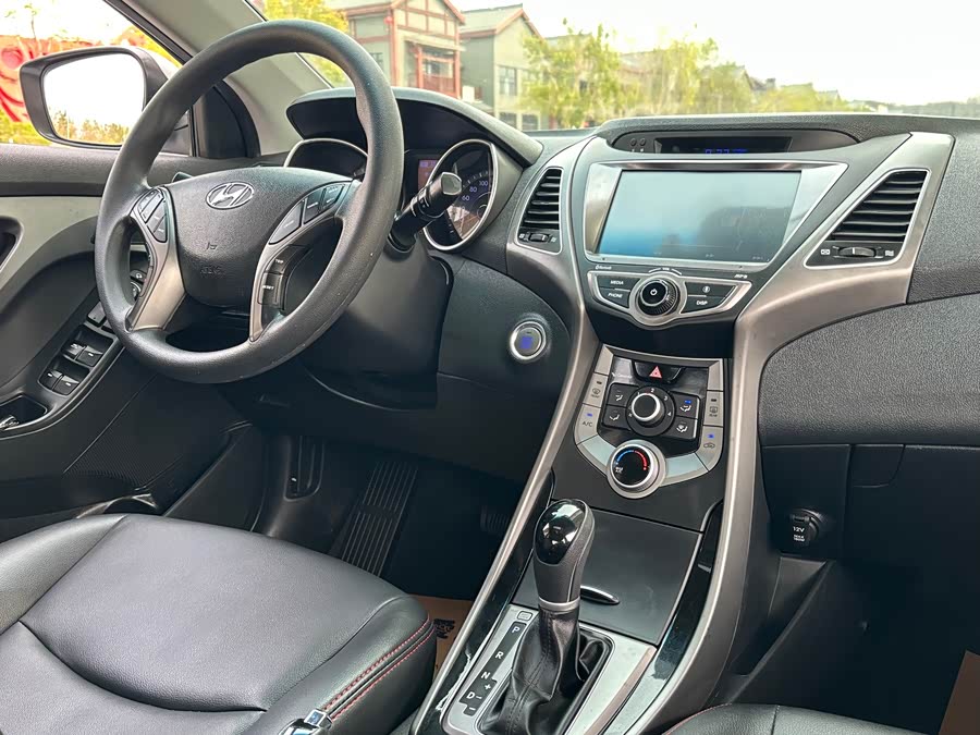 Hyundai Elantra 2016 — фото 11