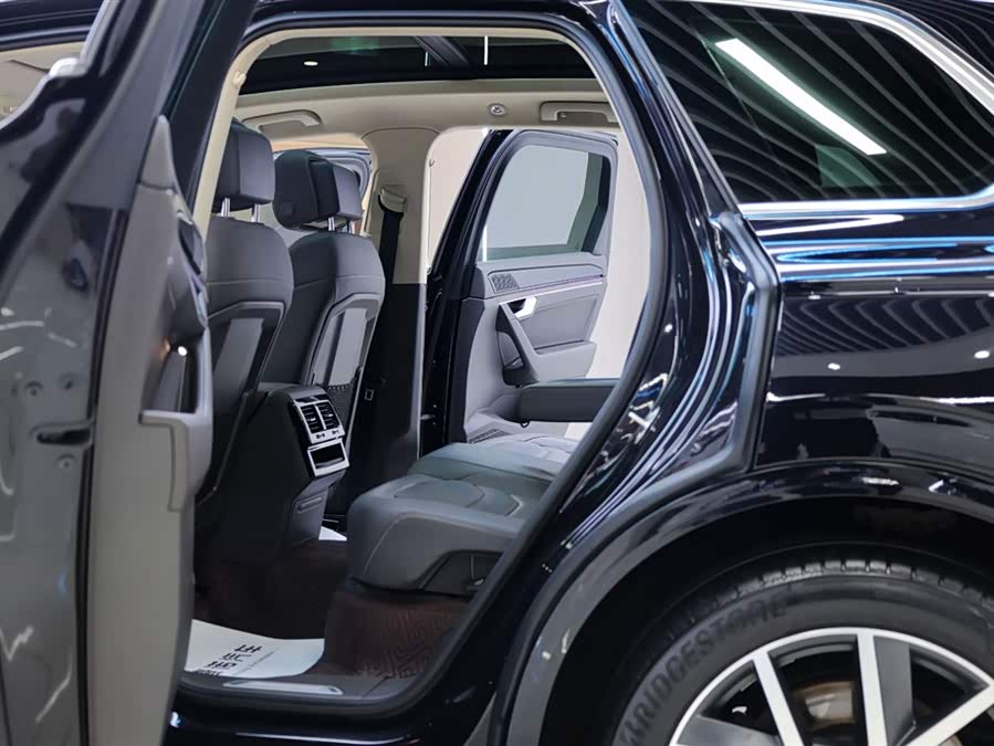 Volkswagen Touareg 2019 — фото 30