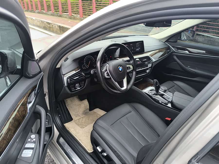 BMW 5 Series 2019 — фото 11
