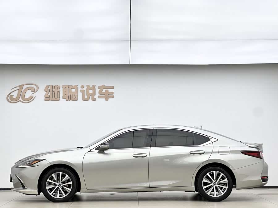 Lexus ES 2020