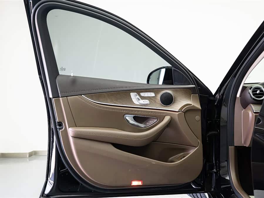 Mercedes-Benz E-Class 2023 — фото 10