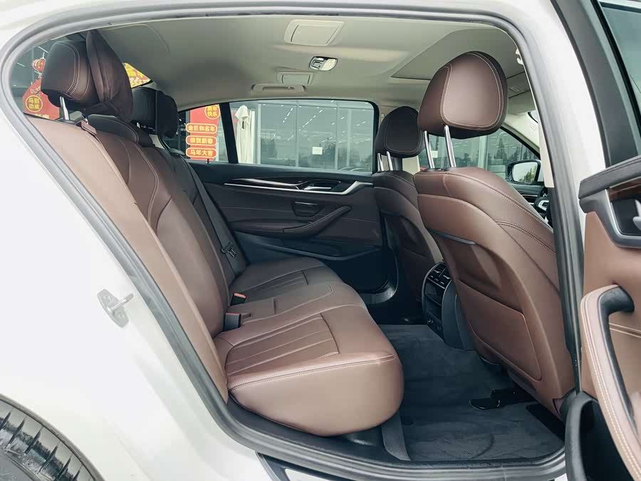 BMW 5 Series 2019 — фото 13
