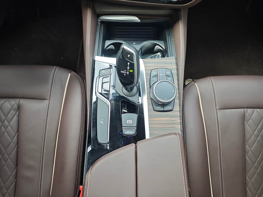 BMW 5 Series 2019 — фото 15