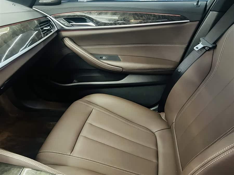 BMW 5 Series 2019 — фото 16