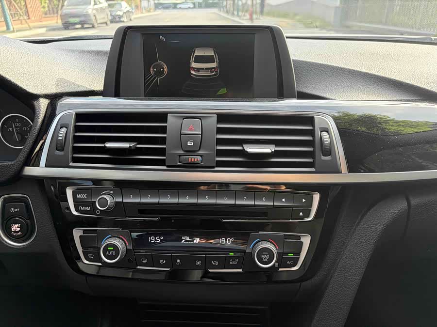 BMW 3 Series 2017 — фото 12