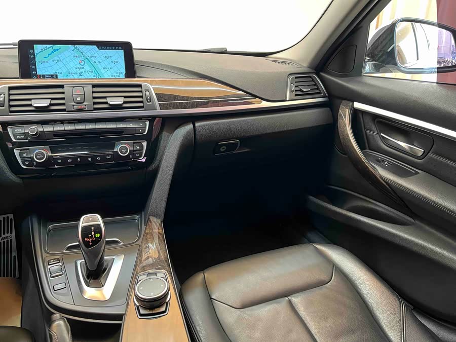 BMW 3 Series 2017 — фото 14