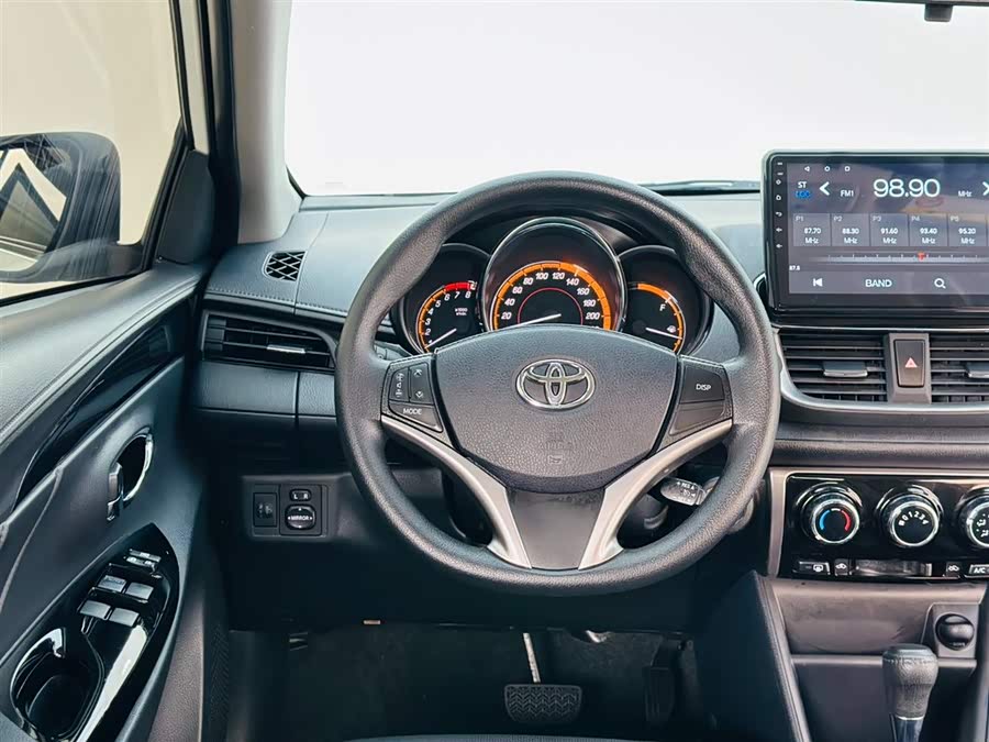 Toyota Yaris L 2022 — фото 17