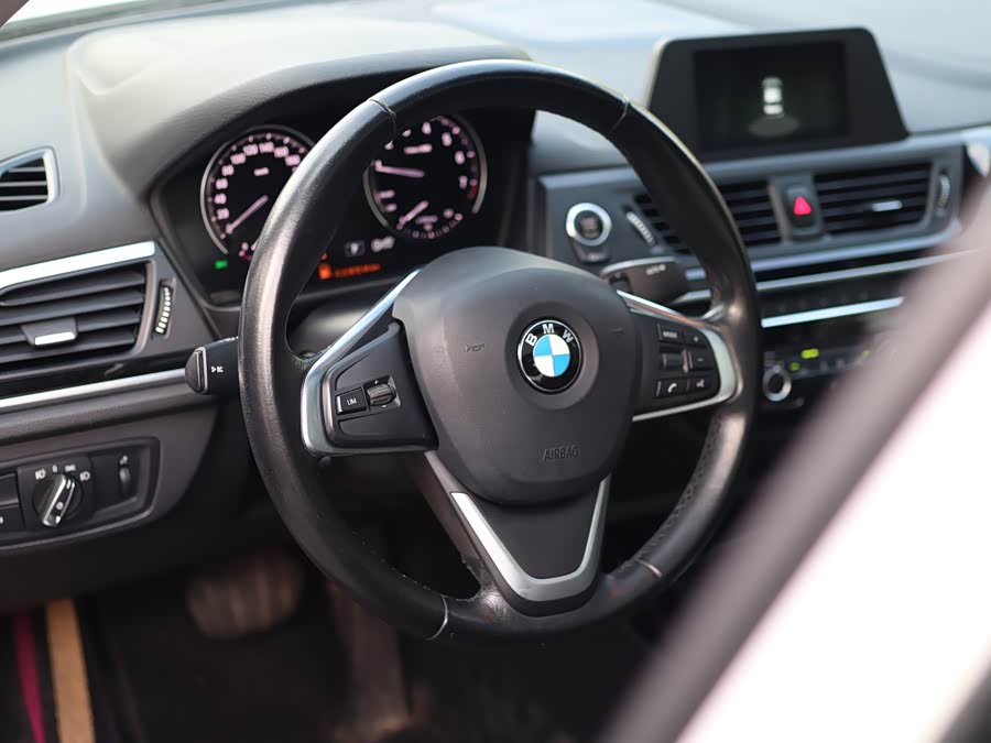 BMW 1 Series 2018 — фото 24