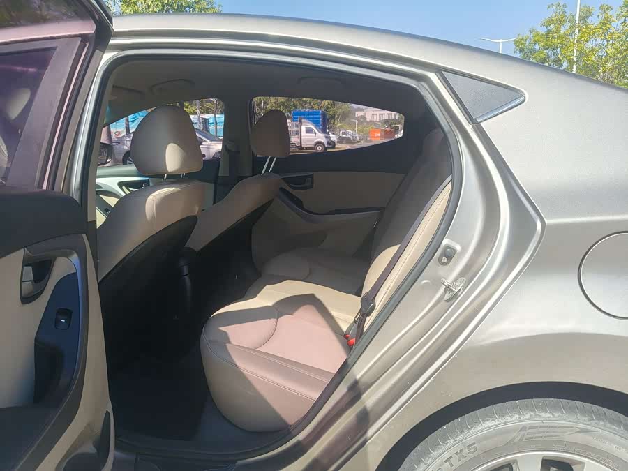 Hyundai Elantra 2016 — фото 11