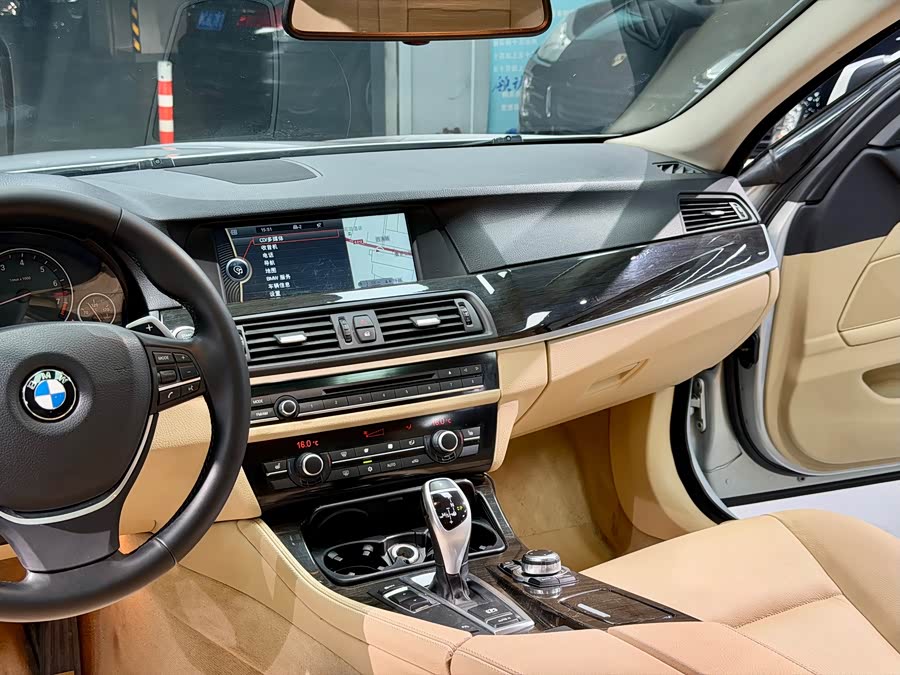 BMW 5 Series 2011 — фото 14