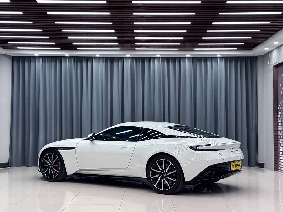 Aston Martin DB11 2019 — фото 9