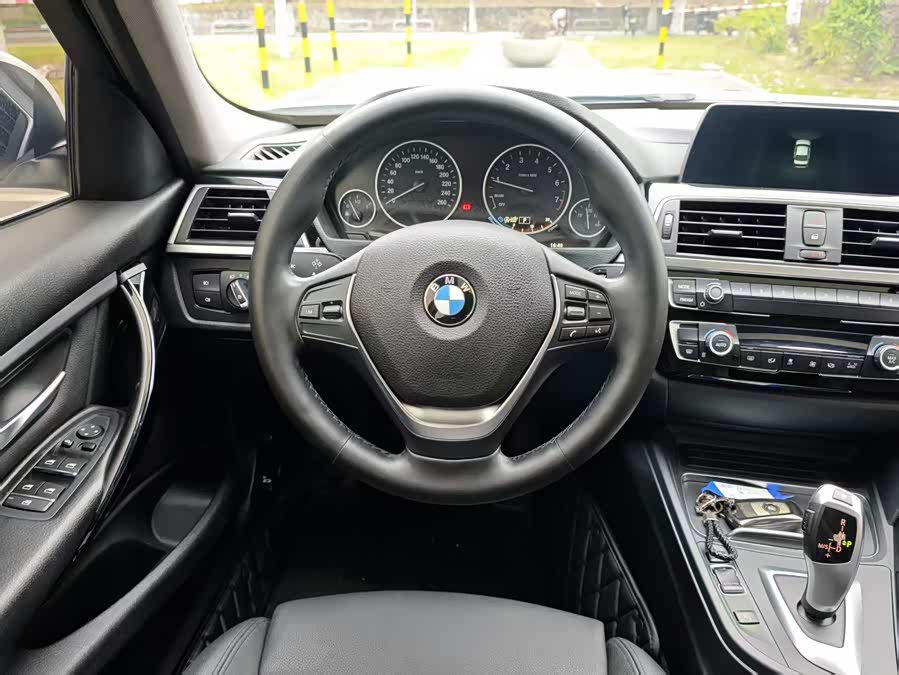 BMW 3 Series 2018 — фото 10