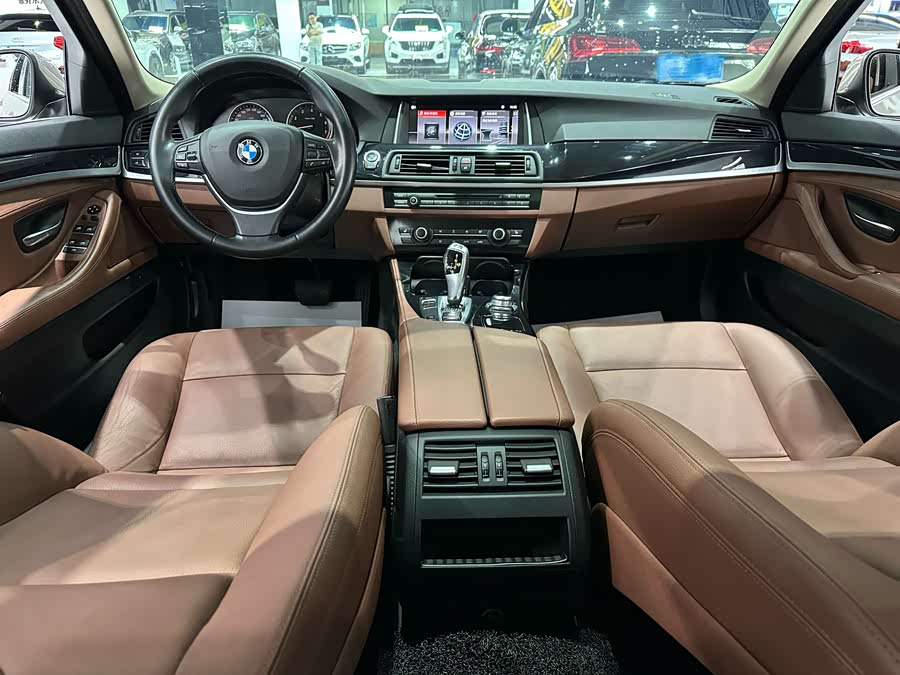 BMW 5 Series 2017 — фото 9