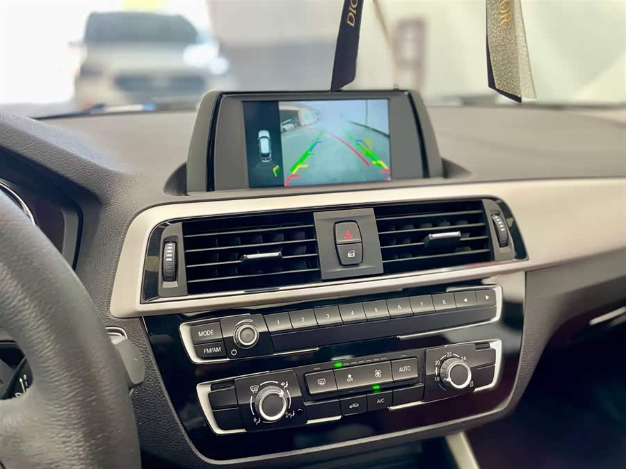 BMW 1 Series 2018 — фото 10