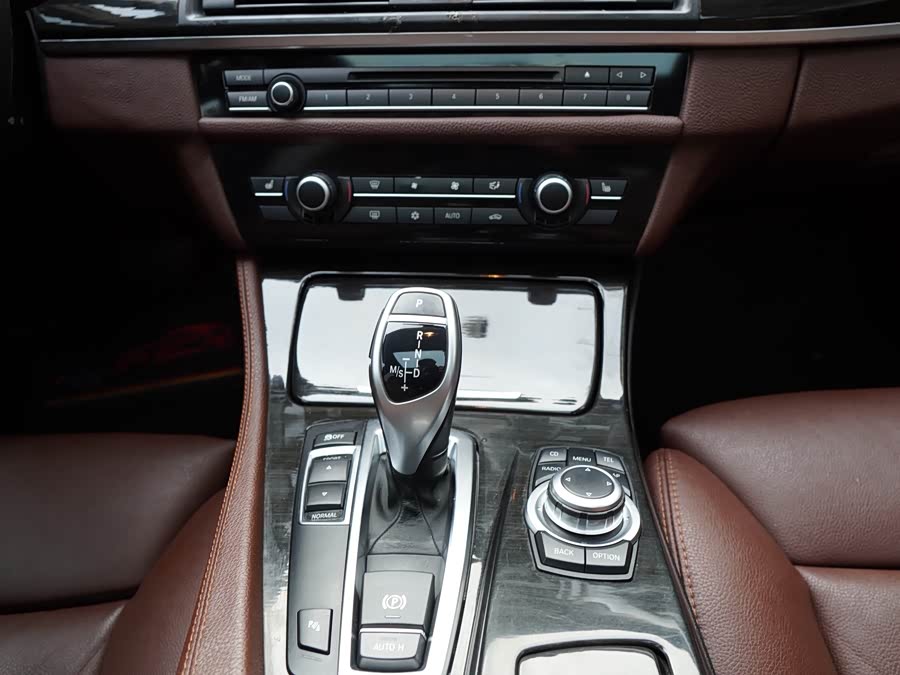 BMW 5 Series 2011 — фото 10